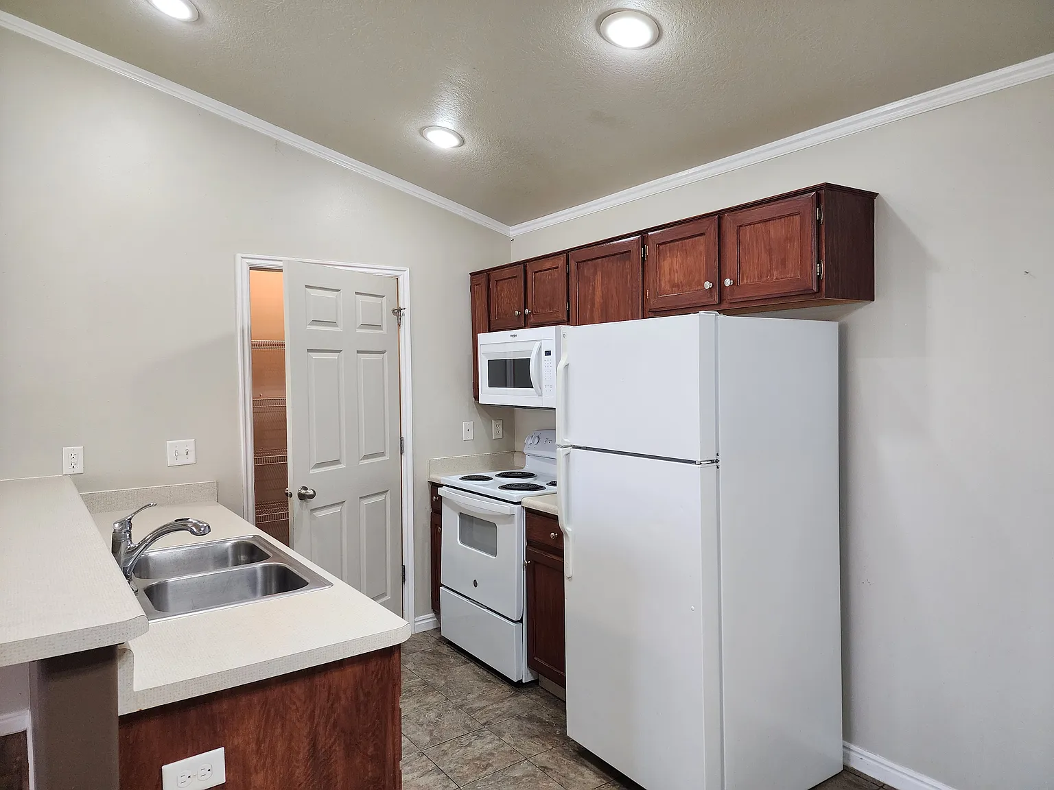 3 bed, 1200 sqft, $1,500 — Photo 4