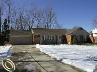 22715 Meadowbrook Rd, Novi, MI 48375