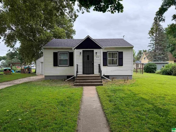 910 Elm St, Correctionville, IA 51016