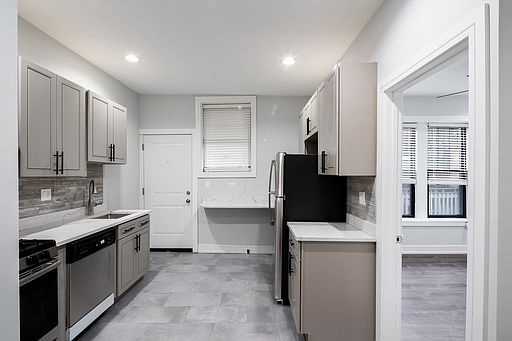 5th image of 1058 W Glenlake Ave #1