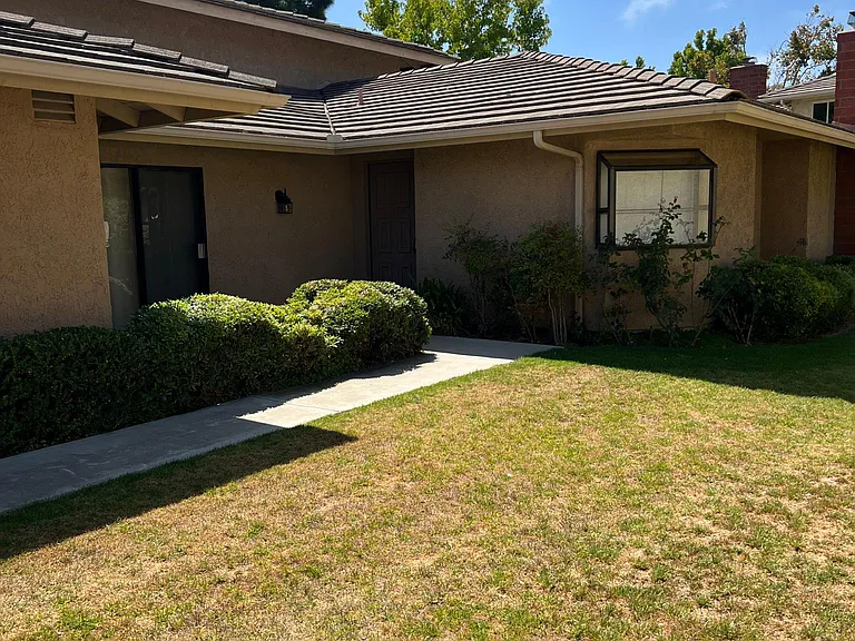 831 Sandberg Ln — Photo 2