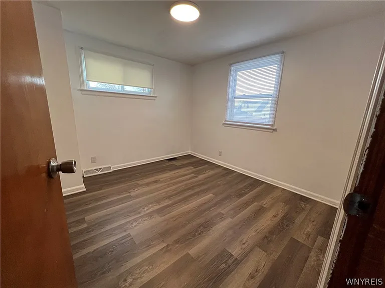 512 Cayuga Rd — Photo 14