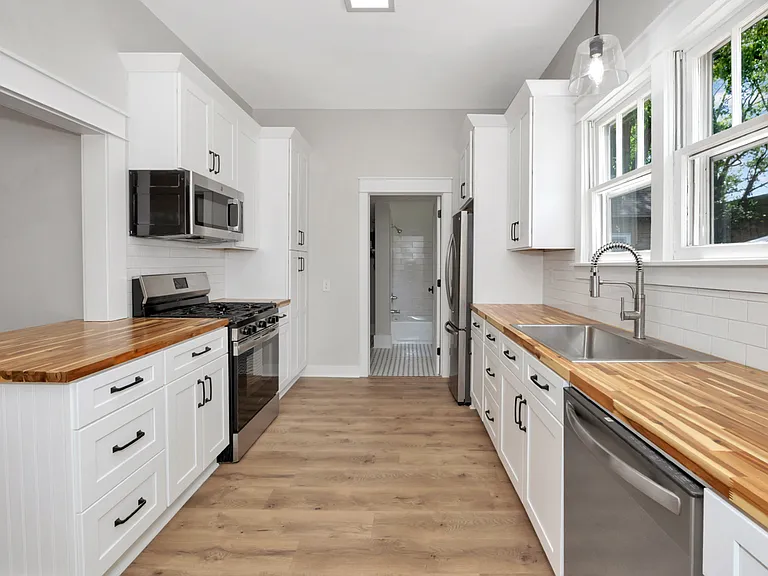 600 McCullough Ave NE — Photo 9