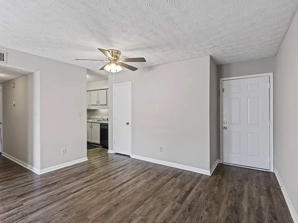Our Montgomery apartments at Stratford Village provide comfortable rooms with beautiful wood flooring and ceiling fans, professionally operated by Highlands Vista Group.