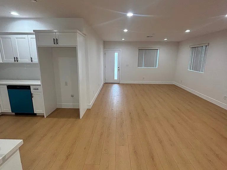 5526 S Wilton Pl — Photo 4