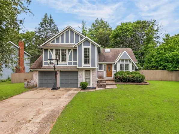 8216 NW Delta Dr, Kansas City, MO 64151