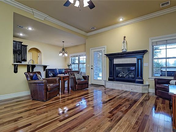3rd image of 1909 W Linda Ln