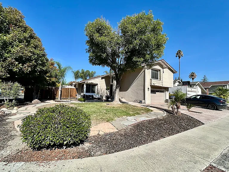 4 bed, 2.5 bath, 2100 sqft, $6,300 — Photo 2