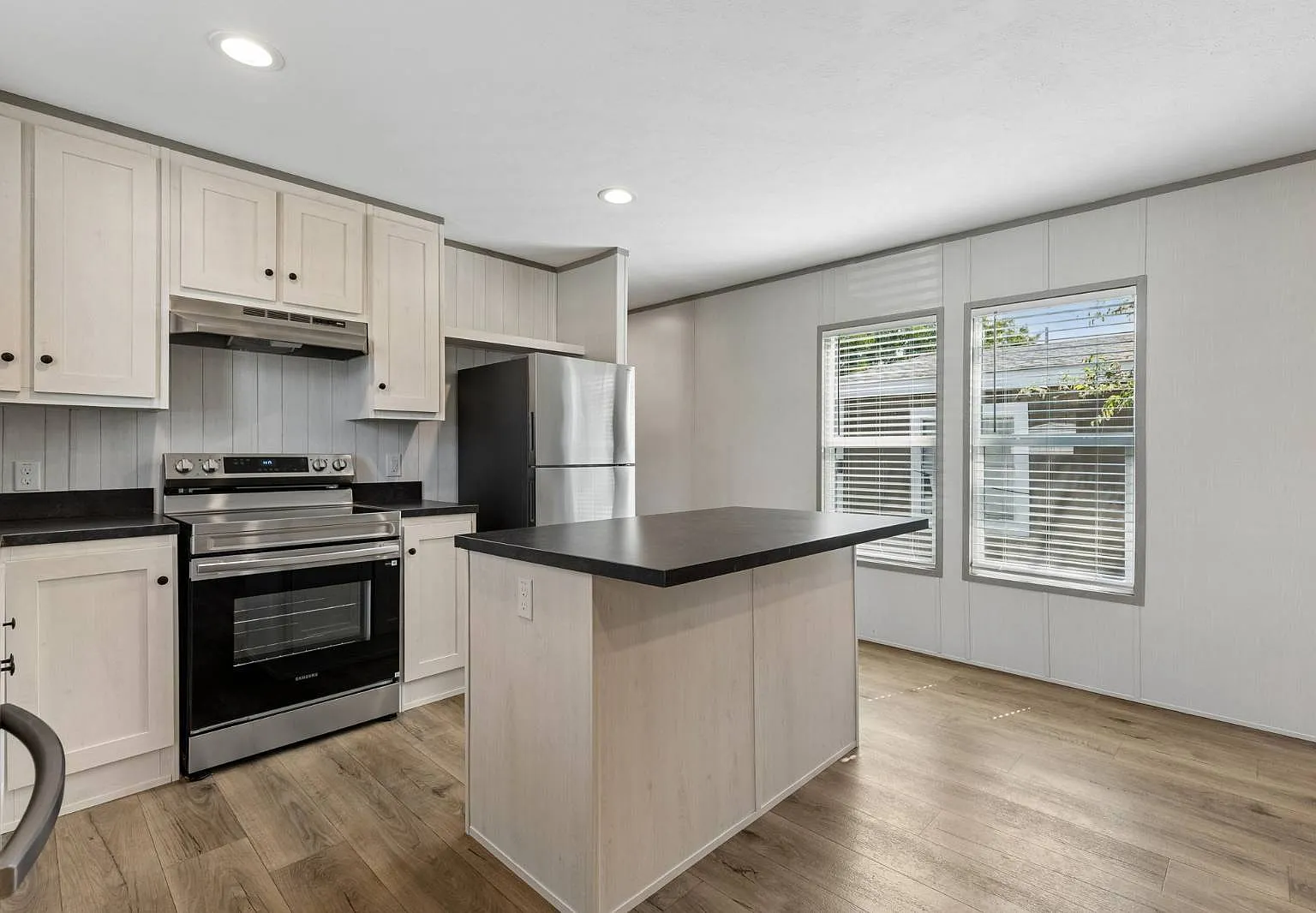 3 bed, 2.0 bath, 1056 sqft, $1,500 — Photo 3
