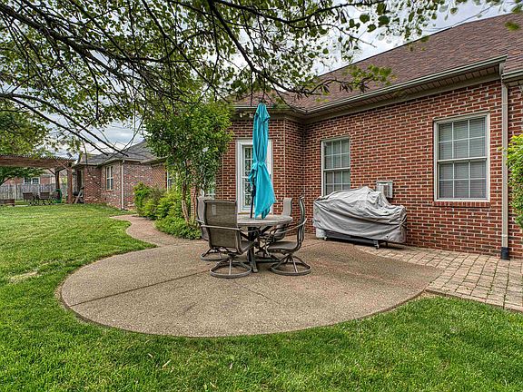 5th image of 2741 Beaumont Dr