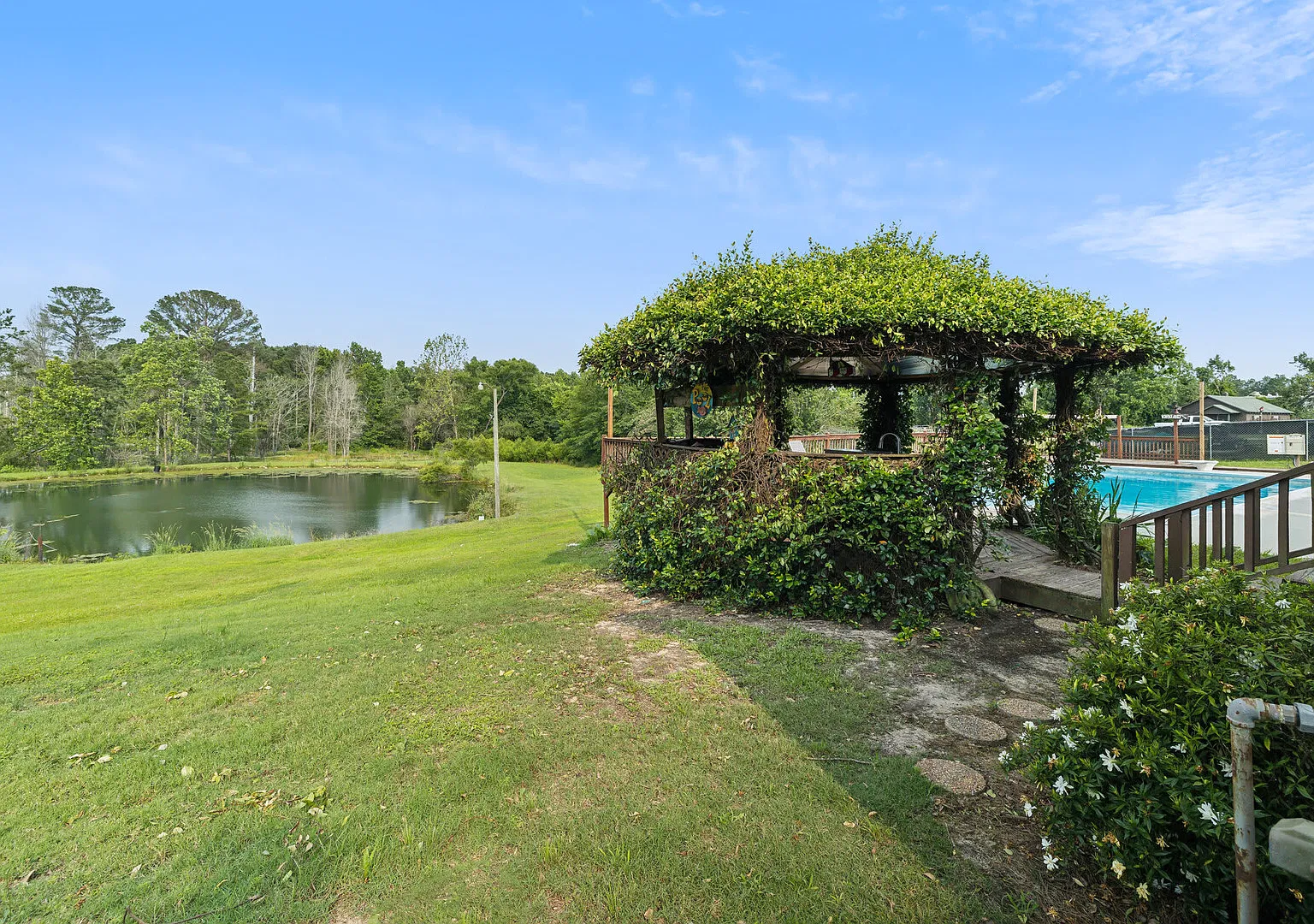 5-Acre Historic Home with Pool, Fishing Pond, Game Room & Outdoor Bar — Photo 3