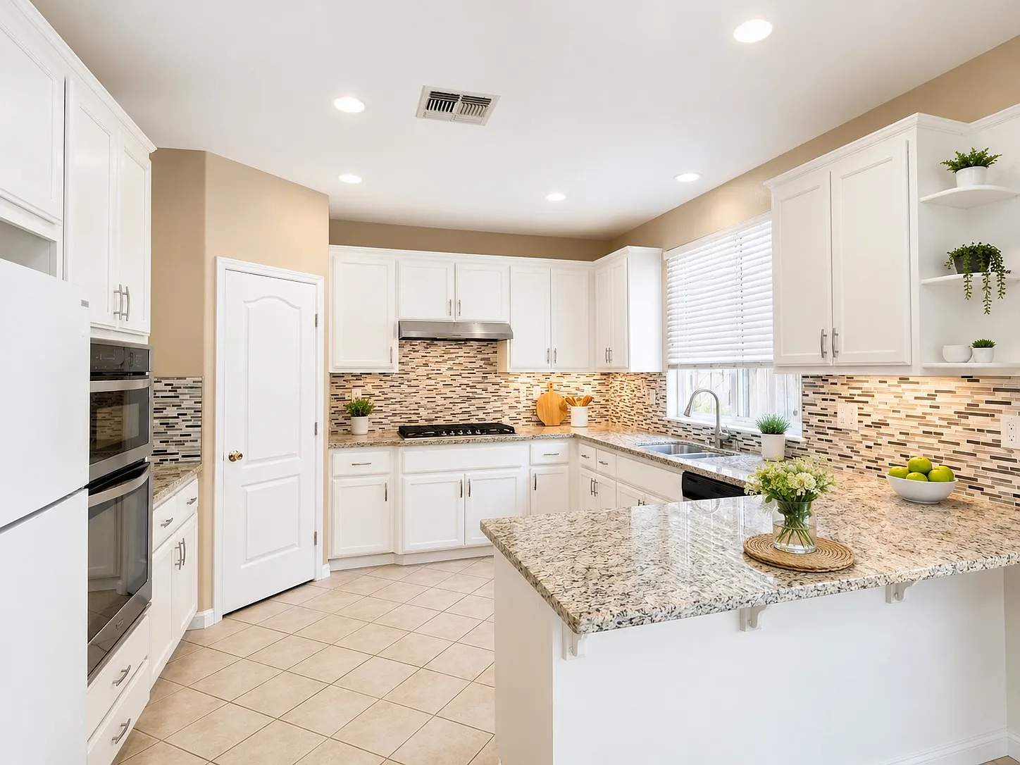 5 bed, 2.5 bath, 2906 sqft, $4,800 — Photo 2