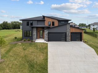 383 Madison Dr, Riverdale, IA
