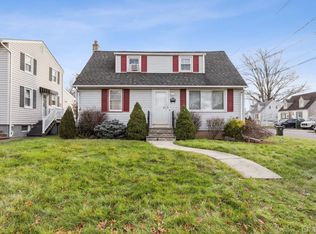 24 Oak St, Avenel, NJ 07001