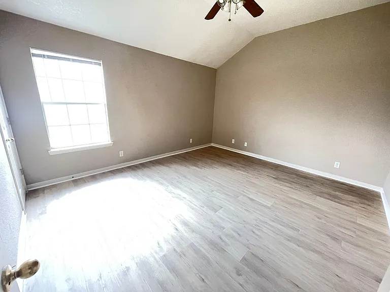 4704 John David Dr — Photo 6