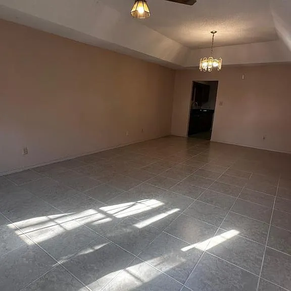 2704 Ashley Ct — Photo 2