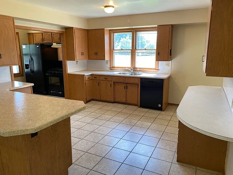 602 W Strowbridge St — Photo 3