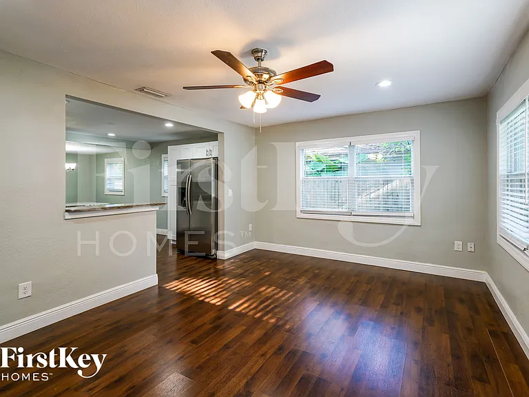 6809 N Sterling Ave — Photo 5