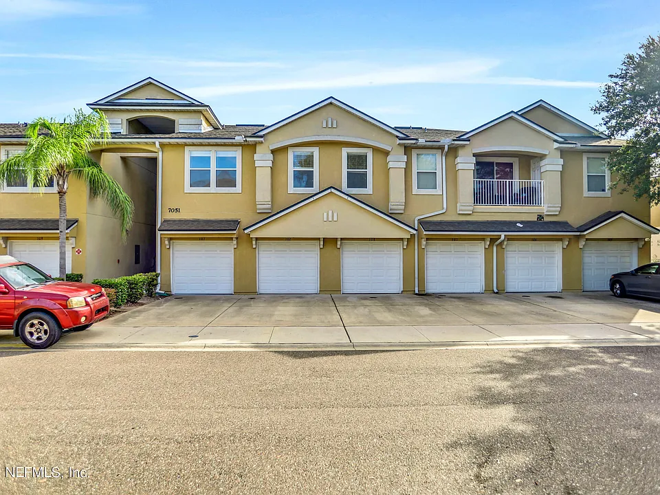 7051 Deer Lodge Cir #107