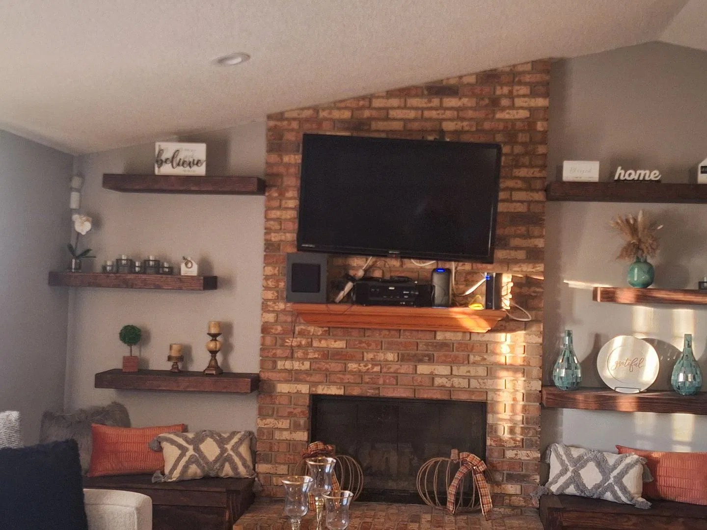 Spacious 3 Br 2 Bath Home With Added Air Conditioned Space In Garage — Photo 4