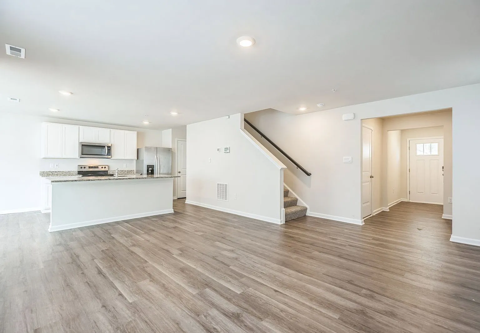 4 bed, 2.5 bath, 4182 sqft, $3,250 — Photo 3