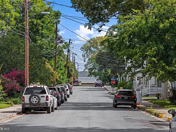 3rd image of 702 Travers St