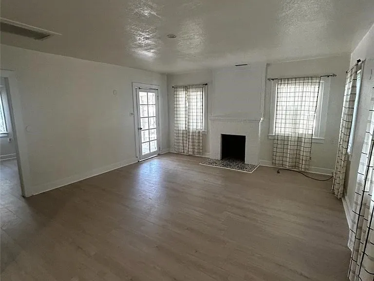3307 Spruce St — Photo 2