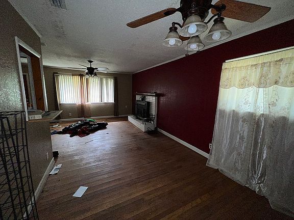 2nd image of 907 Meadowood Dr NE