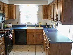 4th image of 15 Penshire Cir