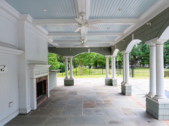 4th image of 28 Carriage House Ln