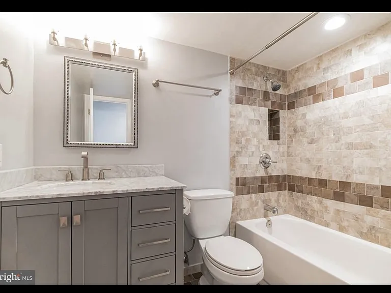 1301 N Courthouse Rd #1009 — Photo 4