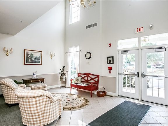 3rd image of 300 Victoria Gardens Dr #C