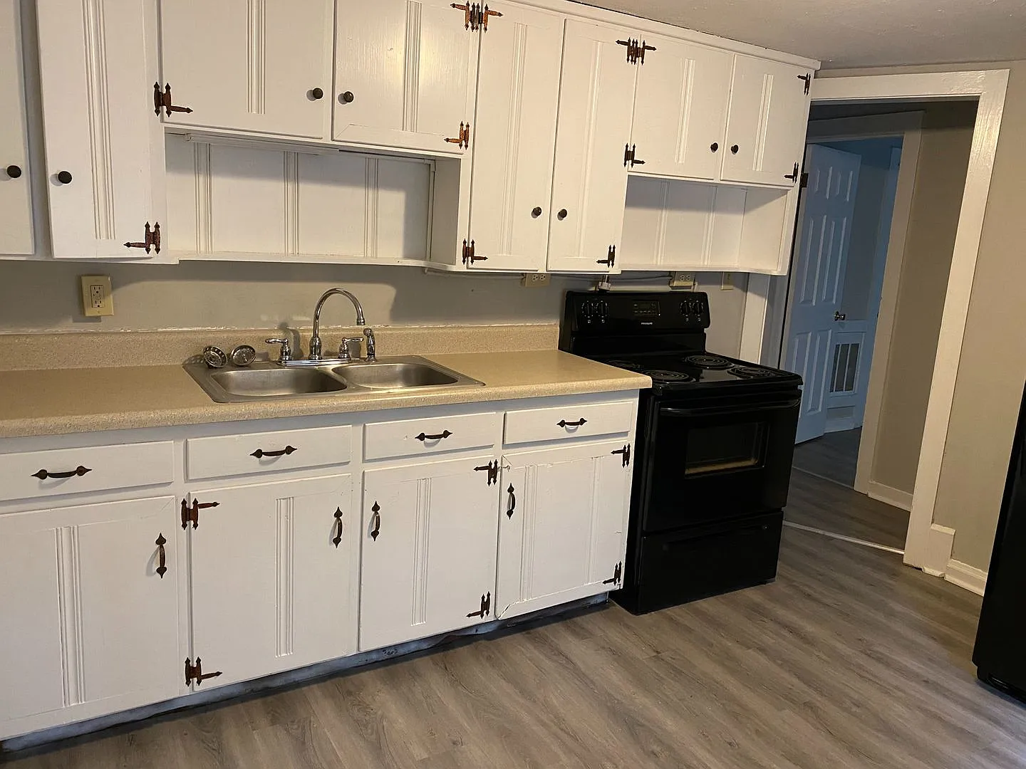 Hietts Ln - 406 — Photo 1