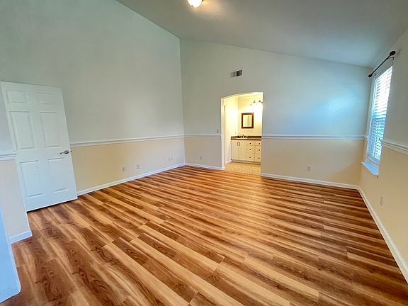 4th image of 2082 E Minarets Ave