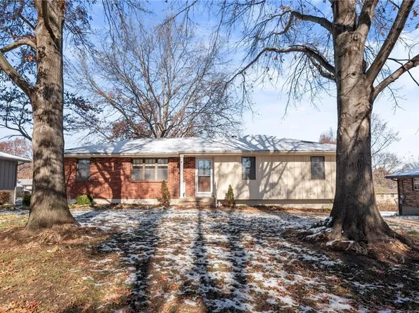 810 SE 14th St, Oak Grove, MO 64075