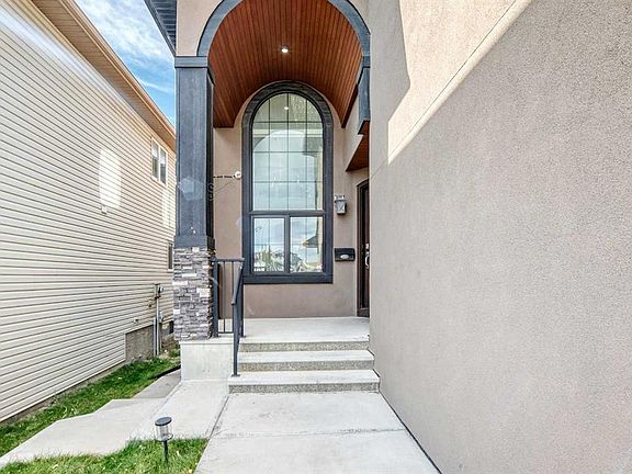 3rd image of 133 NE Arbour Stone Close NW
