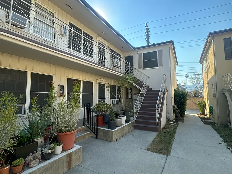 932 W Glenoaks Blvd — Photo 3