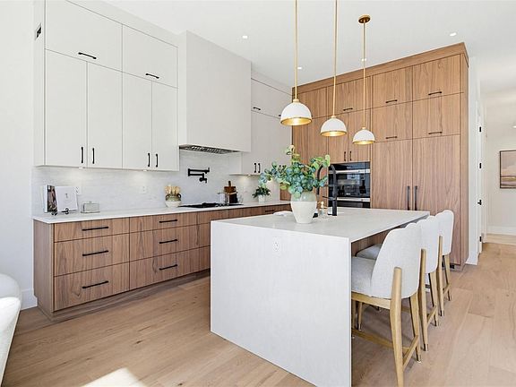 3rd image of 3022 Cadboro Bay Rd #1