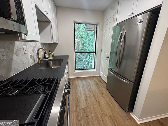 3rd image of 804 Woodcliff Dr