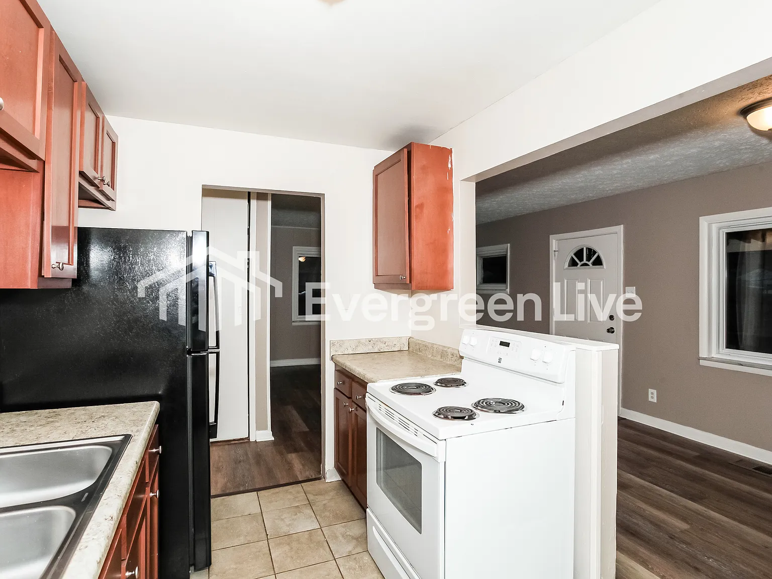 3 bed, 1.0 bath, 918 sqft, $1,445 — Photo 3