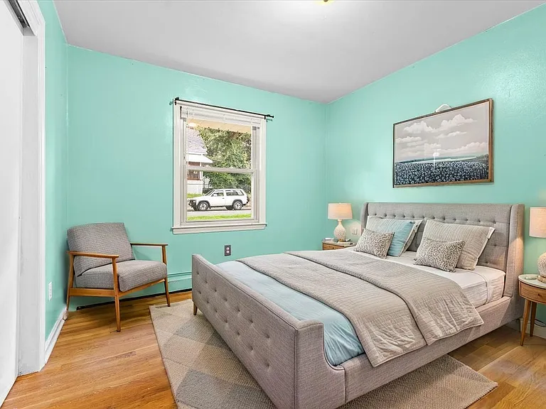 2313 King St NE — Photo 4