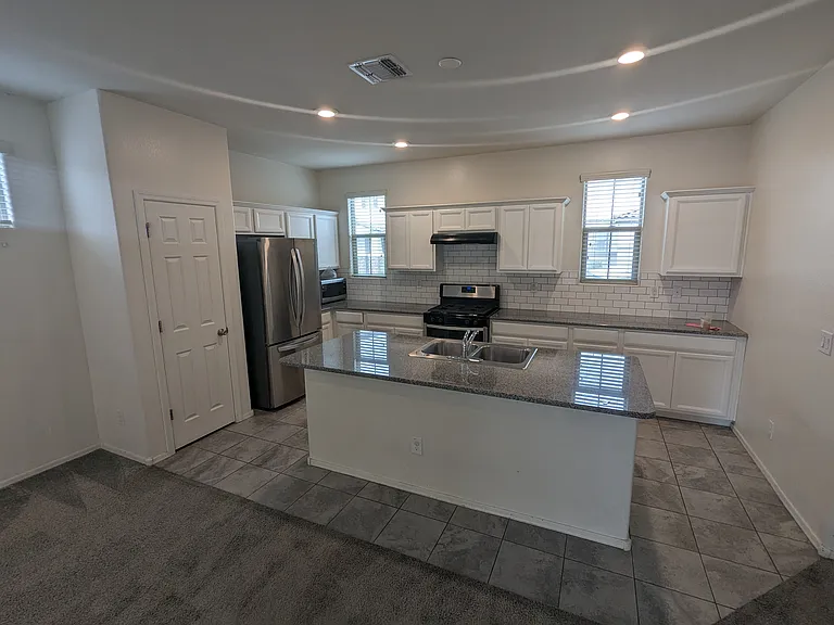 47 E Constitution Dr — Photo 8