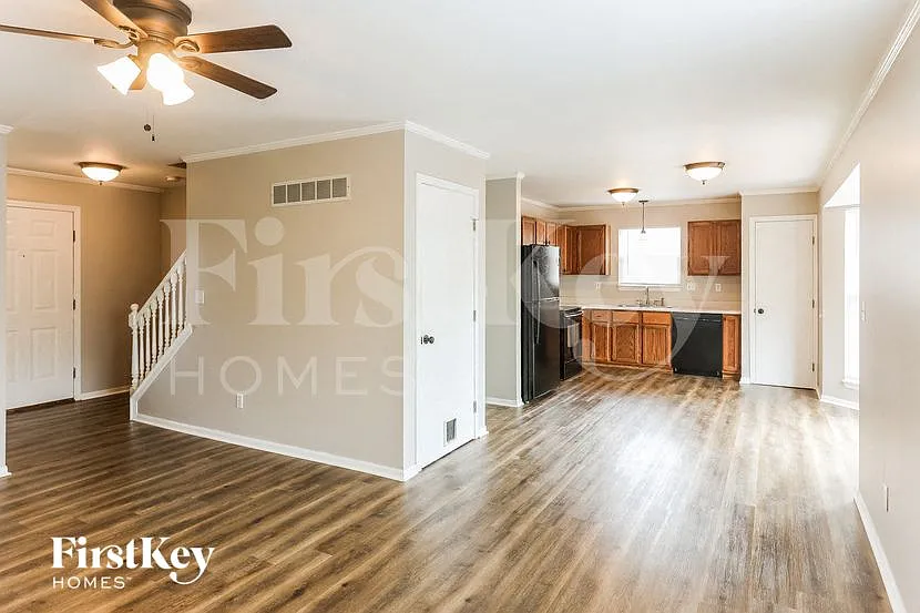 3 bed, 2.0 bath, 1374 sqft, $2,370 — Photo 3