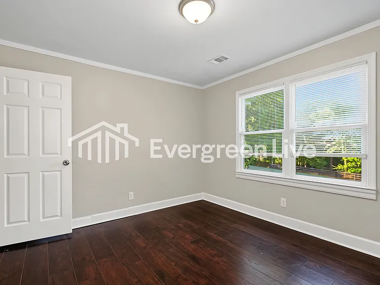 4490 Sewell Rd — Photo 7