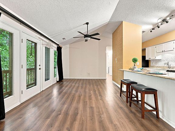 3rd image of 1300 Park Glen Dr APT 302