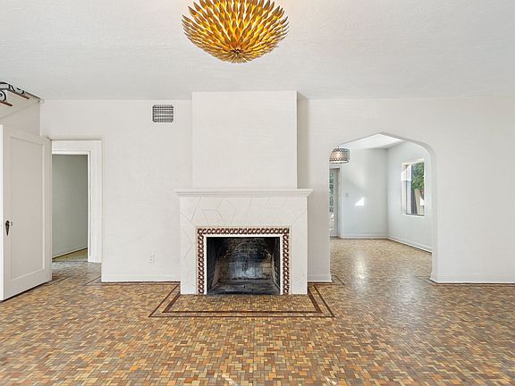 3rd image of 437 Richmond St