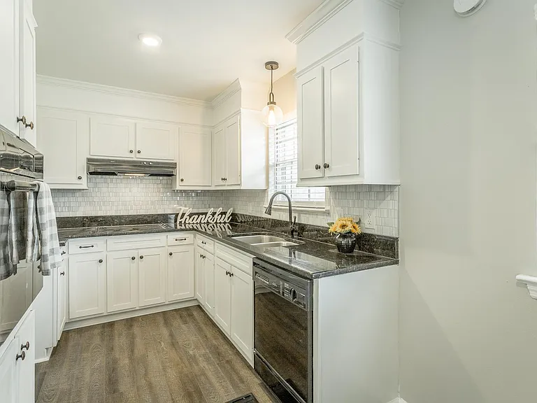 1403 Clearpoint Dr — Photo 22
