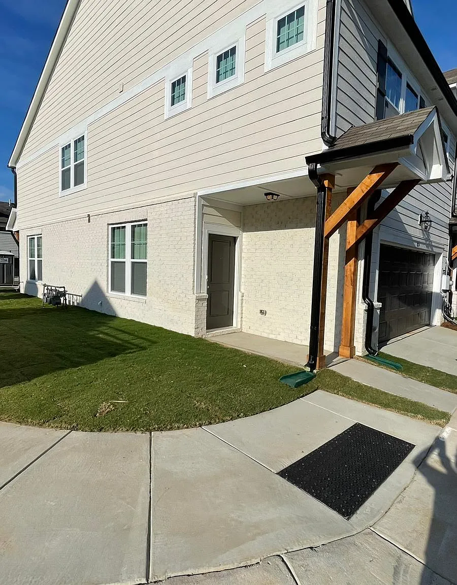 3 bed, 2.5 bath, 1994 sqft, $2,399 — Photo 2