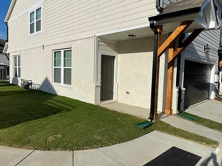 804 Lew Dr — Photo 2