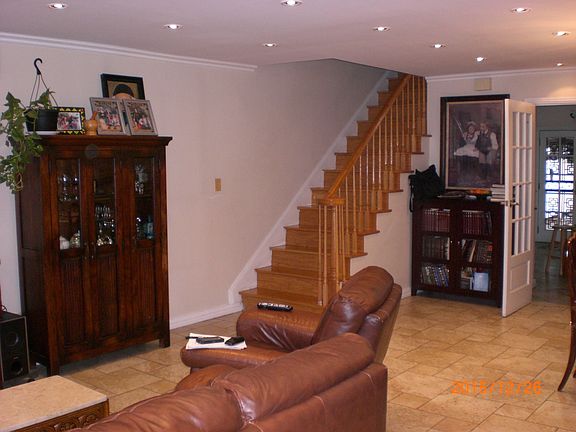 4th image of 592 Mayfair Dr S